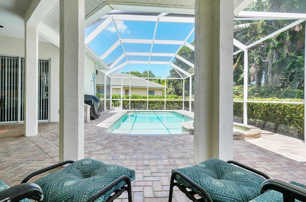 4416 Golden Lk Dr, Sarasota FL  34233-1978 exterior