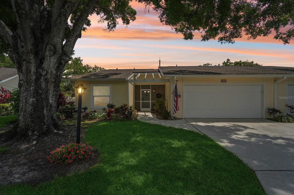 4293 Oakhurst Cir, Sarasota FL  34233-1422 exterior