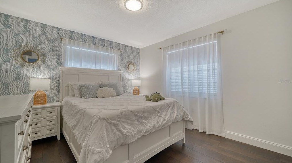 2453 Briar Oak Cir, Sarasota FL  34232-6128 exterior