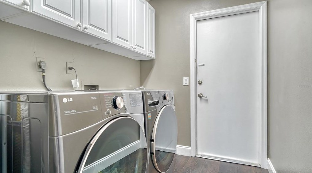 2453 Briar Oak Cir, Sarasota FL  34232-6128 exterior