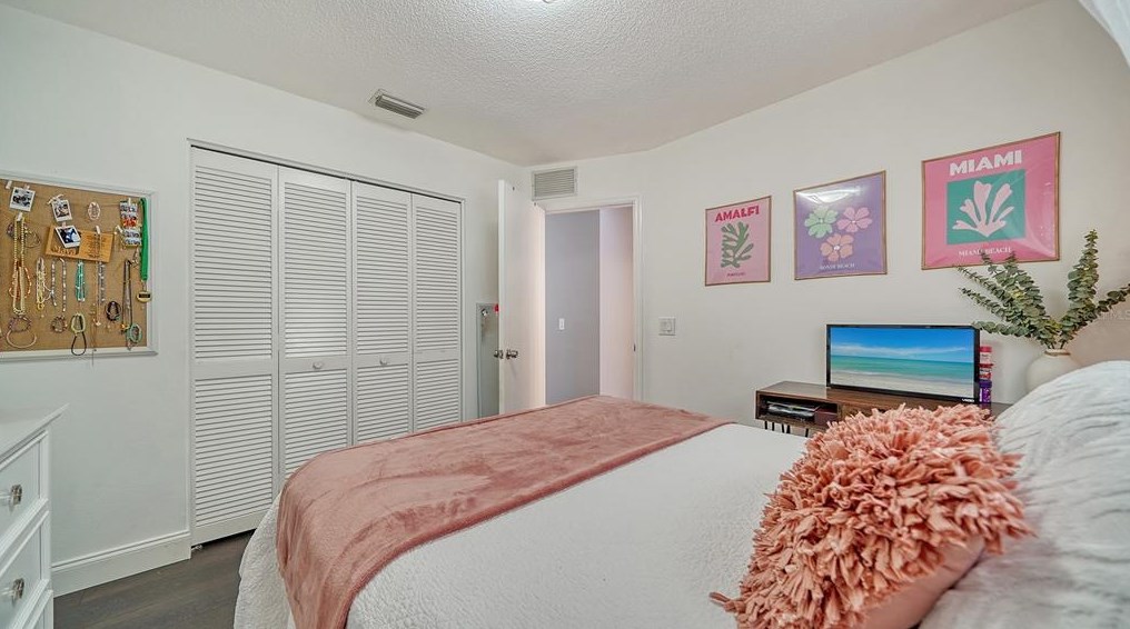 2453 Briar Oak Cir, Sarasota FL  34232-6128 exterior