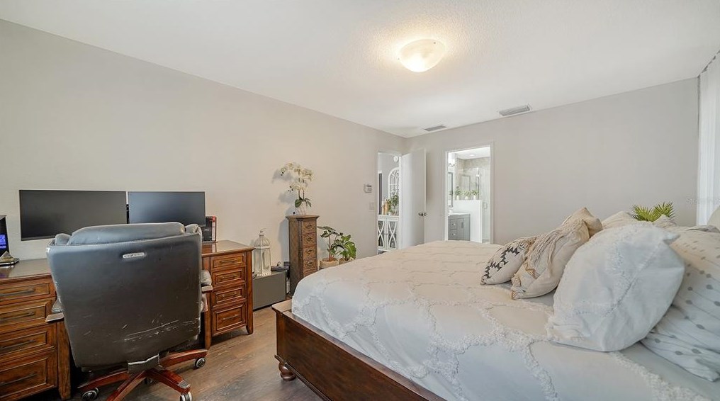 2453 Briar Oak Cir, Sarasota FL  34232-6128 exterior