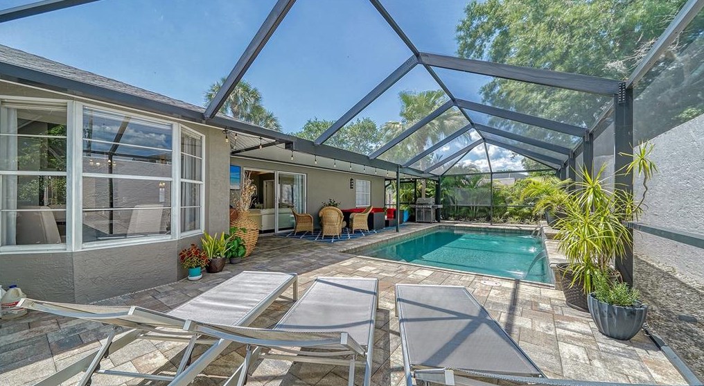 2453 Briar Oak Cir, Sarasota FL  34232-6128 exterior