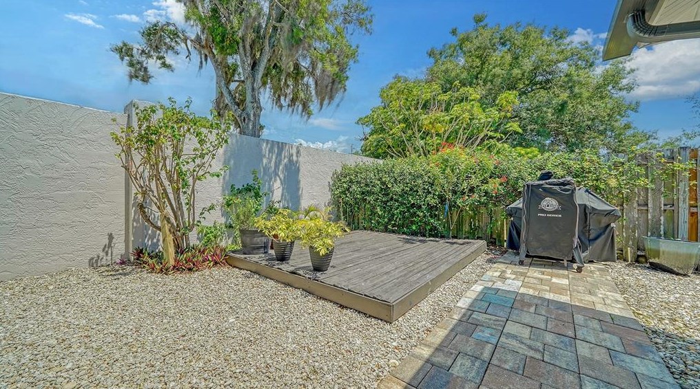 2453 Briar Oak Cir, Sarasota FL  34232-6128 exterior