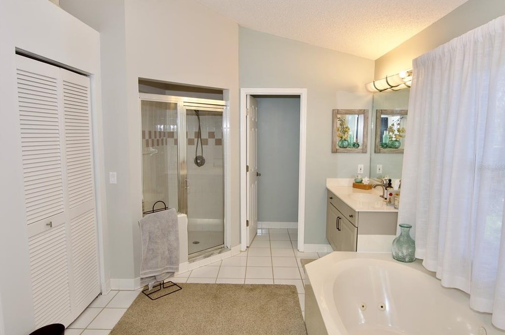 4912 Linsey Ct, Sarasota FL 34243-4556 exterior