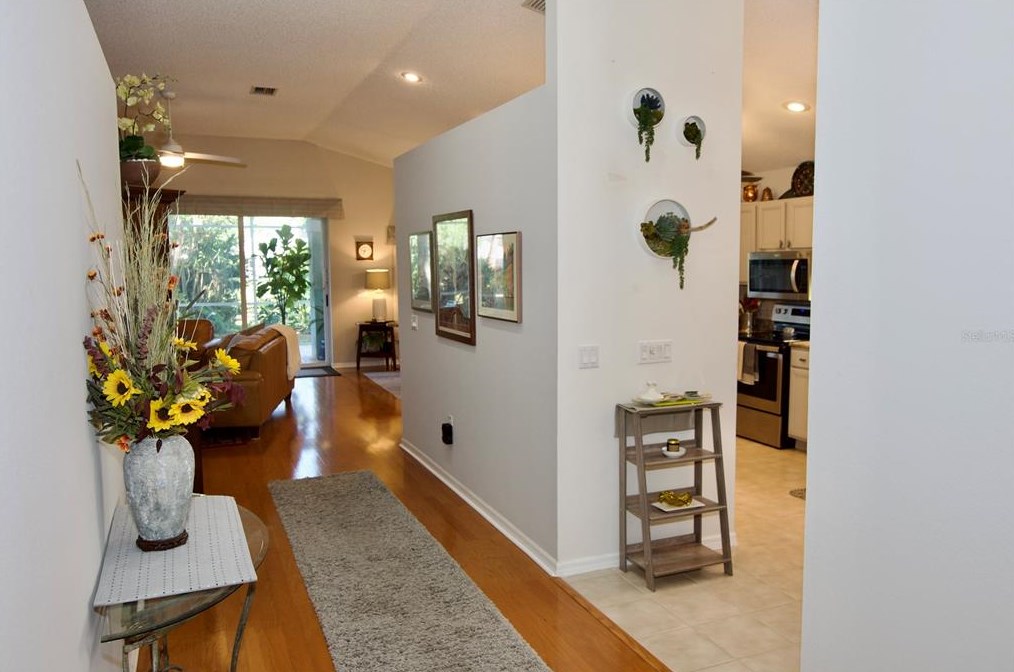 4912 Linsey Ct, Sarasota FL 34243-4556 exterior