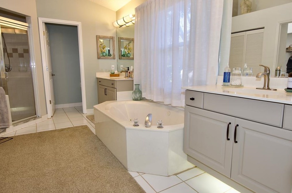 4912 Linsey Ct, Sarasota FL 34243-4556 exterior