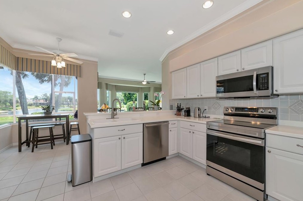 7348 Featherstone Blvd, Sarasota FL 34238-4394 exterior