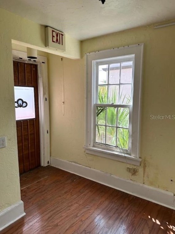 417 Burns Ct, Sarasota FL  34236-7013 exterior