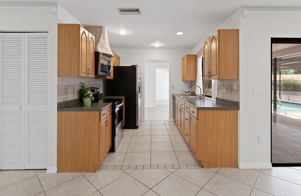 1702 Oak Vw Dr, Sarasota FL  34232-3358 exterior