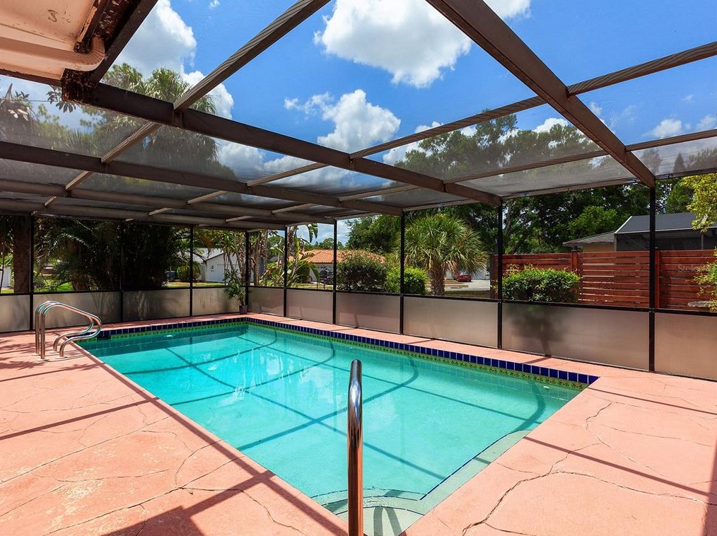 1702 Oak Vw Dr, Sarasota FL  34232-3358 exterior