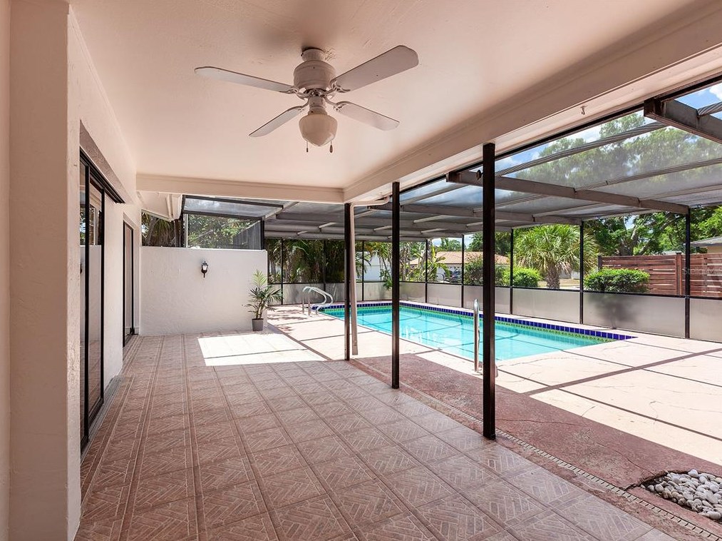 1702 Oak Vw Dr, Sarasota FL  34232-3358 exterior