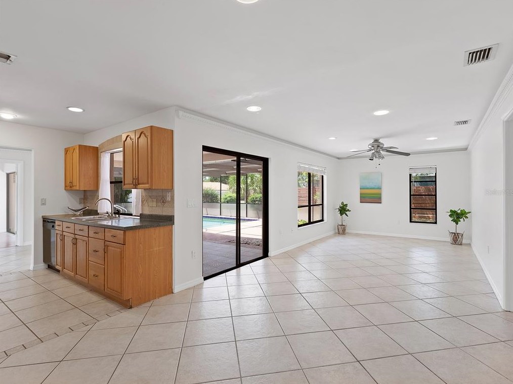 1702 Oak Vw Dr, Sarasota FL  34232-3358 exterior