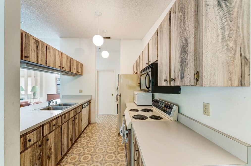 2475 Feiffer Cir, Sarasota FL  34235-6809 exterior