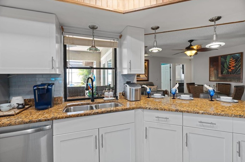 926 Plum Tree Ln, Sarasota FL  34243-1760 exterior