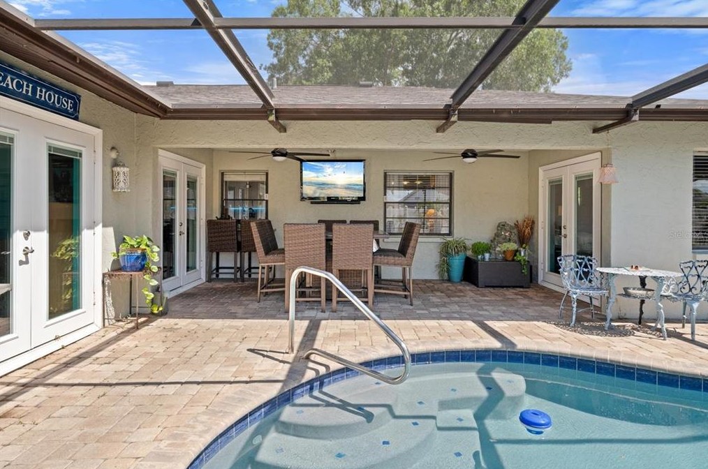 926 Plum Tree Ln, Sarasota FL  34243-1760 exterior