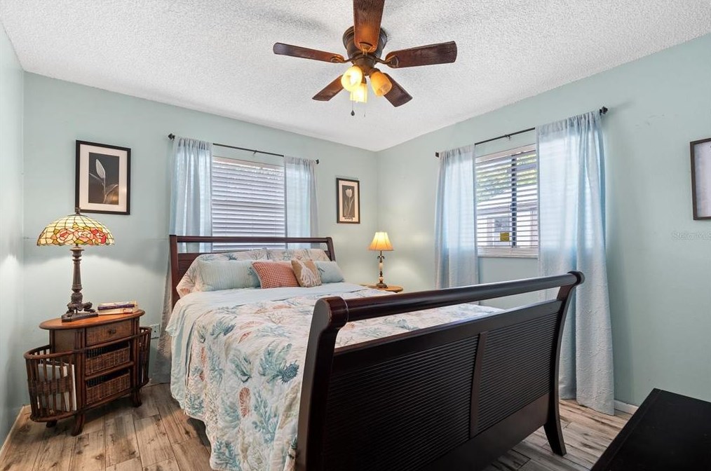 926 Plum Tree Ln, Sarasota FL  34243-1760 exterior