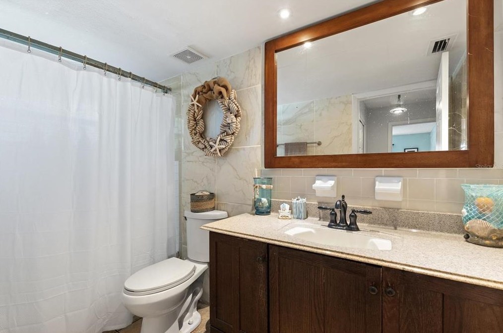 926 Plum Tree Ln, Sarasota FL  34243-1760 exterior