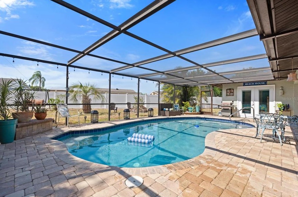 926 Plum Tree Ln, Sarasota FL  34243-1760 exterior