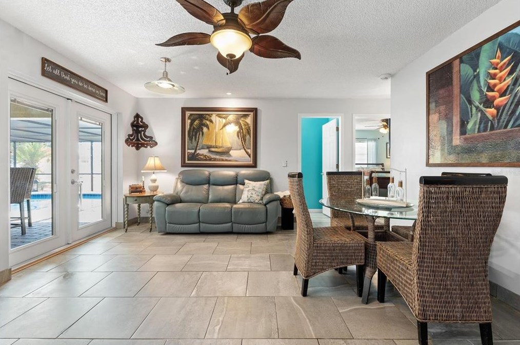 926 Plum Tree Ln, Sarasota FL  34243-1760 exterior