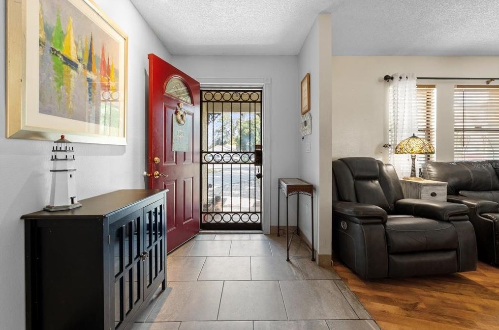 926 Plum Tree Ln, Sarasota FL  34243-1760 exterior