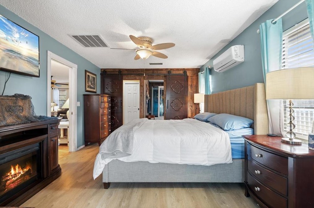 926 Plum Tree Ln, Sarasota FL  34243-1760 exterior