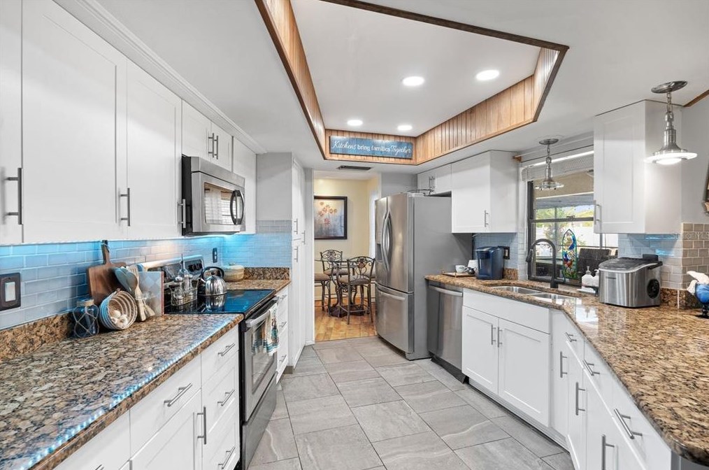 926 Plum Tree Ln, Sarasota FL  34243-1760 exterior