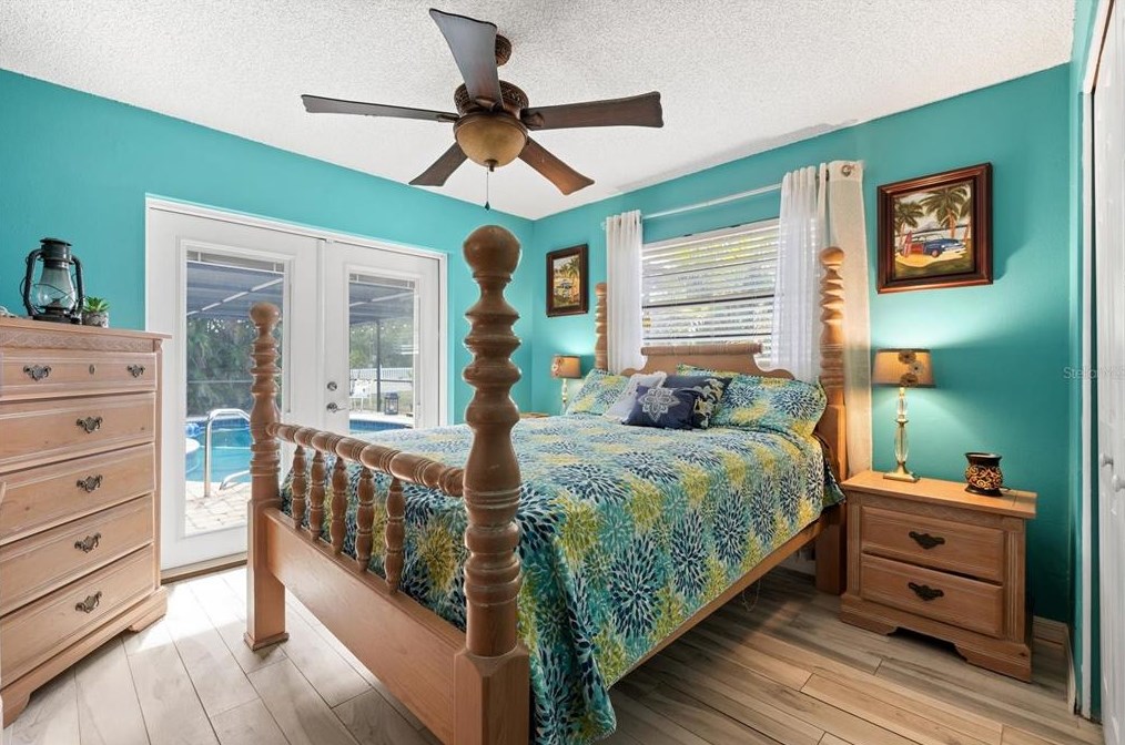 926 Plum Tree Ln, Sarasota FL  34243-1760 exterior