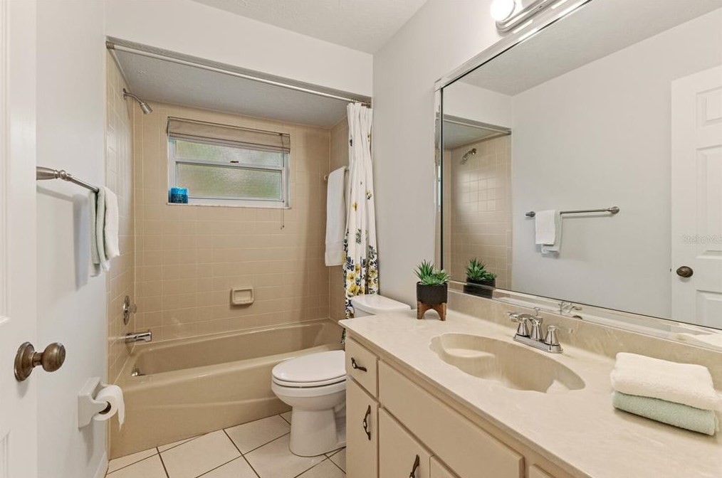 4959 80th Avenue Cir, Sarasota FL  34243-4916 exterior