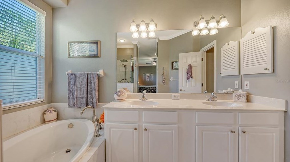 5147 Creekside Trl, Sarasota FL 34243-3879 exterior