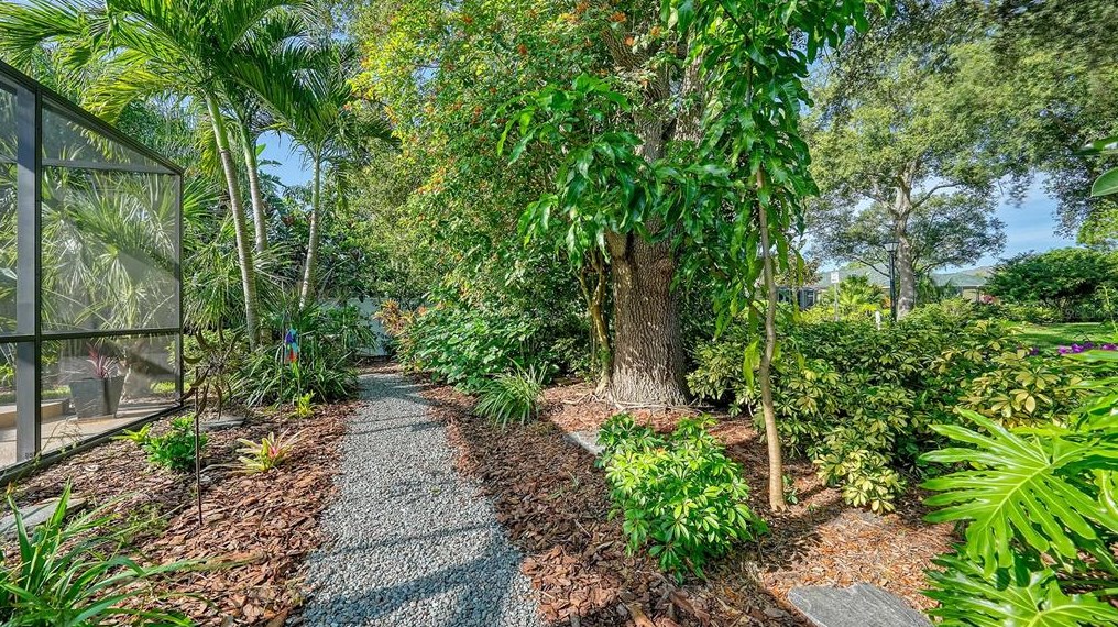 5147 Creekside Trl, Sarasota FL 34243-3879 exterior