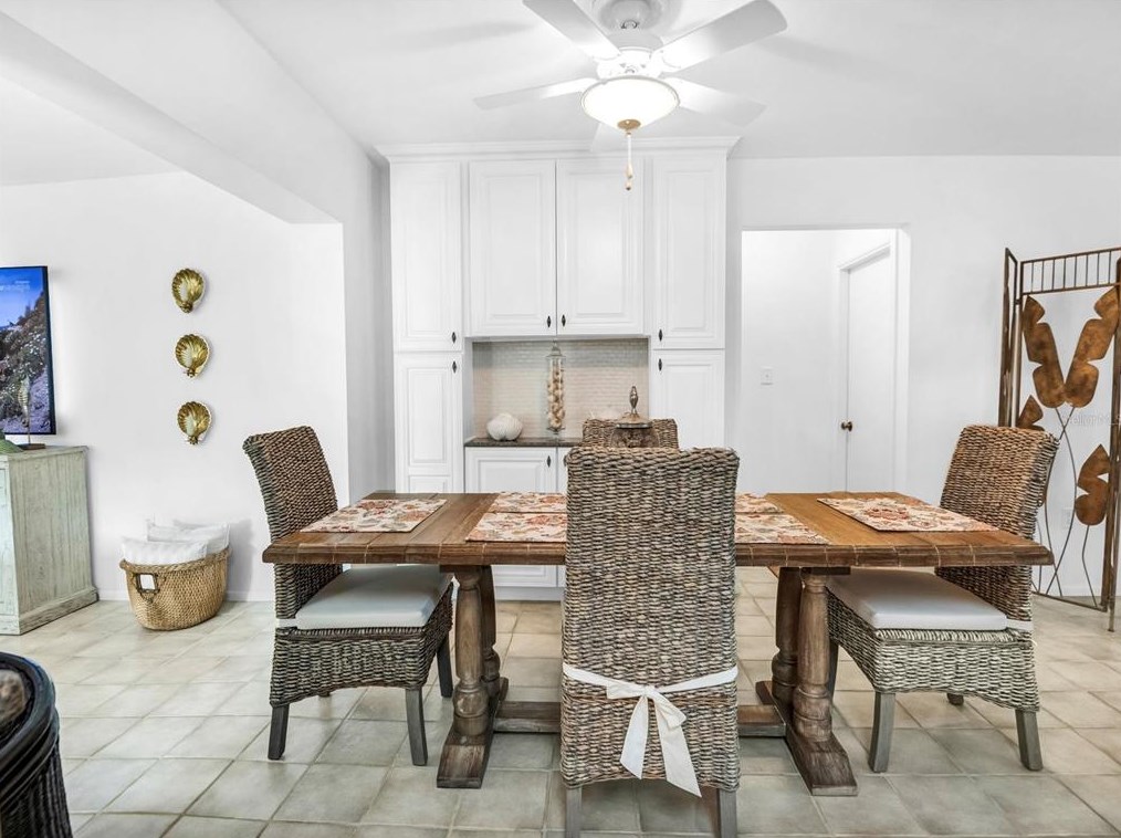 5364 Winewood Dr, Sarasota FL  34232-5625 exterior