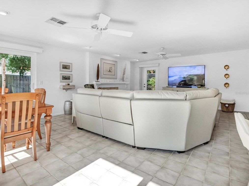 5364 Winewood Dr, Sarasota FL  34232-5625 exterior