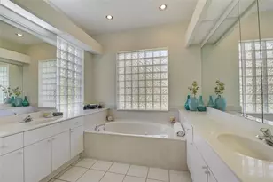 4653 Hadfield Dr, Sarasota, FL 34235 - Photo 9