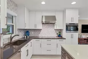 1900 Benjamin Franklin Dr, Sarasota, FL 34236 - Photo 7