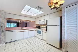 4382 Madeira Ct, Sarasota, FL 34233 - Photo 9