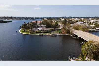 543 Key Royale Drive, Holmes Beach, FL 34217 - Photo 3