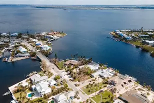 543 Key Royale Dr, Holmes Beach, FL 34217 - Photo 15