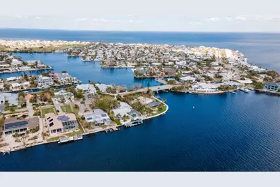 543 Key Royale Drive, Holmes Beach, FL 34217 - Photo 13