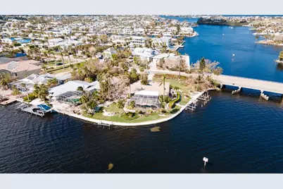 543 Key Royale Drive, Holmes Beach, FL 34217 - Photo 9