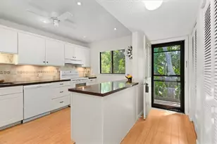 1519 Pelican Point Dr, Sarasota, FL 34231 - Photo 7