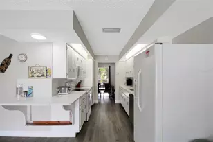 1127 De Leo Dr, Sarasota, FL 34243 - Photo 13