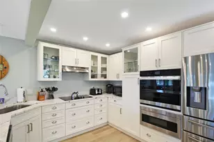 1335 Siesta Bayside Dr, Sarasota, FL 34242 - Photo 9