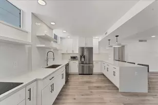 100 Sands Point Rd, Longboat Key, FL 34228 - Photo 9