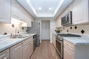 7213 Las Casas Dr, Sarasota, FL 34243 - Photo 13