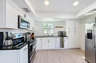 2900 Woodpine Ct, Sarasota, FL 34231 - Photo 15