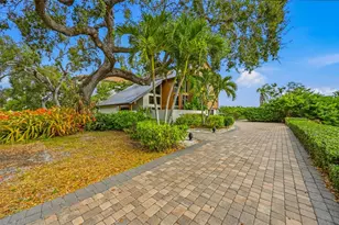 5236 Siesta Cove Dr, Sarasota, FL 34242 - Photo 5