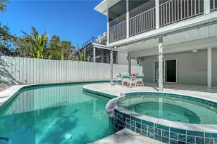 462 Island Cir, Sarasota, FL 34242 - Photo 3