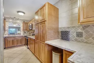 5630 Golf Pointe Dr, Sarasota, FL 34243 - Photo 7