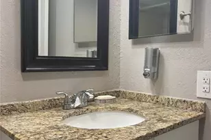2755 Coconut Bay Ln, Sarasota, FL 34237 - Photo 19